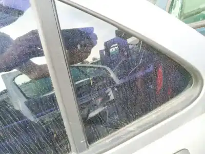 Pièce détachée automobile d'occasion vitre triangulaire custode arrière gauche pour peugeot 406 (8b) 1.9 td références oem iam 