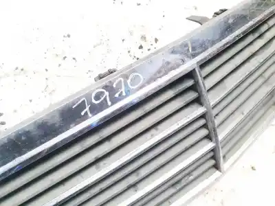 Автозапчастина б/у передня решіта для mercedes-benz w203, 2000.05 - 2004.02 c 220 cdi (203.006) 105kw 2000.05 - 2007.02 посилання на oem iam a2038800483  