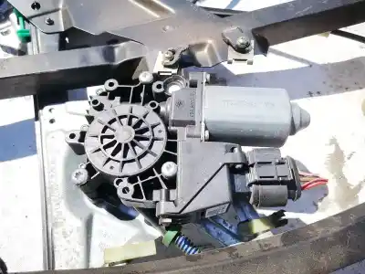 Piesă de schimb auto la mâna a doua MOTORAS MACARA GEAM FATA DREAPTA pentru AUDI A4 AVANT (B5)  Referințe OEM IAM 8D0959802D  