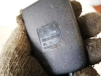 Автозапчасти б/у крюк для ремня задний правый за volkswagen passat variant (3b5) 1.9 tdi ссылки oem iam 3b0857740  