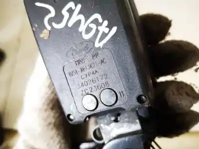 Автозапчастина б/у задній центральний гачок для ford fiesta (cb1) 1.4 tdci cat посилання на oem iam 8v51a613k21ac  8v51-a613k21-ac