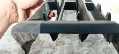 Автозапчастина б/у центральна решіта бампера для renault megane ii (bm0/1_, cm0/1_) 1.6 16v (bm0c. cm0c) посилання на oem iam 8200114155  8200114155