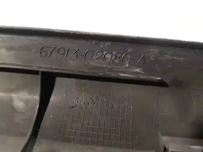 Pezzo di ricambio per auto di seconda mano plastica per toyota corolla (e12) 2.0 d-4d sol berlina riferimenti oem iam 6791302080a  67913-02080-a