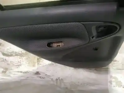 Pezzo di ricambio per auto di seconda mano RIVESTIMENTO PORTA ANTERIORE SINISTRO per TOYOTA YARIS, 2003.03 - 2005.09 FACELIFT 1.4 D-4D 55KW 2001.12 - 2005.09 Riferimenti OEM IAM   