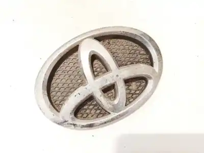 Recambio de automóvil de segunda mano de EMBLEMA, Logotipo-emblema del fabricante - DELANTERO para TOYOTA YARIS (_P9_) 1.3 VVT-i (SCP90_) referencias OEM IAM 753110D030  