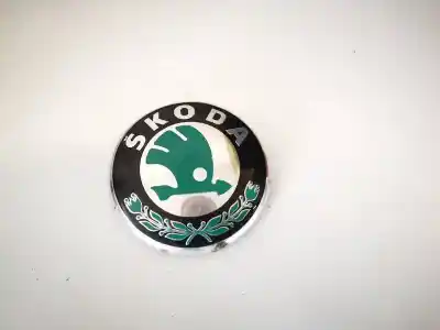 Recambio de automóvil de segunda mano de EMBLEMA, Logotipo-emblema del fabricante - DELANTERO para SKODA OCTAVIA II (1Z3) 1.6 TDI referencias OEM IAM 1U0853621C  