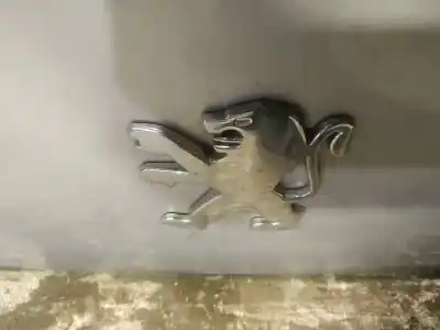 Peça sobressalente para automóvel em segunda mão emblema por peugeot 1007 (km_) 1.4 hdi referências oem iam 