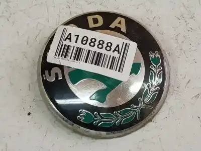 Peça sobressalente para automóvel em segunda mão EMBLEMA por SKODA OCTAVIA I (1U2) 2.0 Referências OEM IAM 1U0853621C  