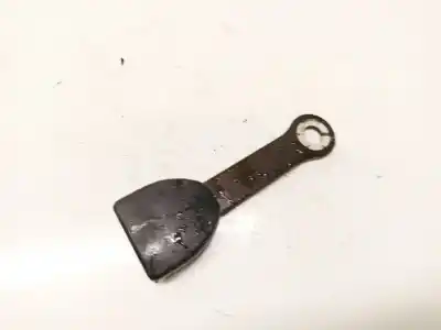 Pièce détachée automobile d'occasion BOUCLE DE CEINTURE DE SÉCURITÉ ARRIÈRE CENTRALE pour TOYOTA COROLLA VERSO (ZER_, ZZE12_, R1_) 2.2 D-4D (AUR10_) Références OEM IAM   