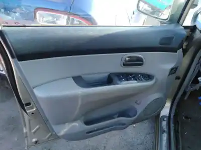 Автозапчастина б/у оббірка передніх дверей ліва для KIA CARENS (UN) * Посилання на OEM IAM 823011D0705X  