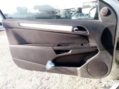 Автозапчастина б/у оббірка передніх дверей ліва для opel astra h gtc (a04) 1.4 (l08) посилання на oem iam 13153881  