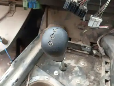 Recambio de automóvil de segunda mano de Pomo Palanca Cambio para LAND ROVER DISCOVERY II (L318) 2.5 Td5 4x4 referencias OEM IAM UKJ100510PMA  