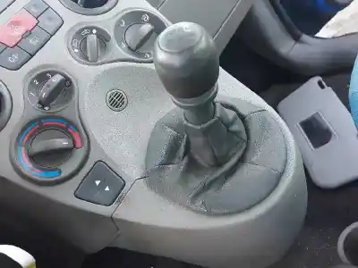 Recambio de automóvil de segunda mano de PALANCA CAMBIO para FIAT PANDA (169) 1.2 8V Dynamic referencias OEM IAM   