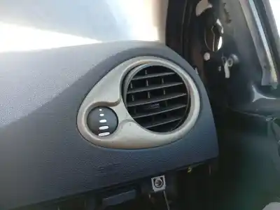 Автозапчастина б/у АЕРАЦІЙНА РЕШІТА для RENAULT CLIO III (BR0/1, CR0/1) 1.5 DCI (BR0H, CR0H, CR1S, BR1S) Посилання на OEM IAM 7701061211  