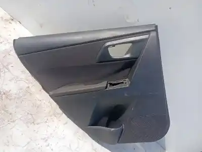 Автозапчасти б/у обивка задней левой двери за toyota auris ranchera familiar (_e18_) 1.8 hybrid (zwe186_) ссылки oem iam 6777602380