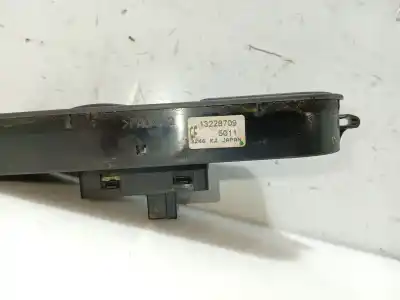 Pièce détachée automobile d'occasion commande de lève vitre avant droit pour opel astra h (a04) 1.7 cdti (l48) références oem iam 13228881  13228709