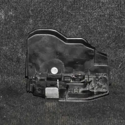 Second-hand car spare part LEFT FRONT DOOR LOCK for BMW 1 F20  OEM IAM references 7167073  
