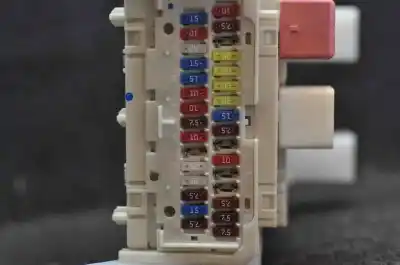Peça sobressalente para automóvel em segunda mão caixa de fusíveis e relés por toyota auris auris (2006-2012) referências oem iam 82730-02120-a  