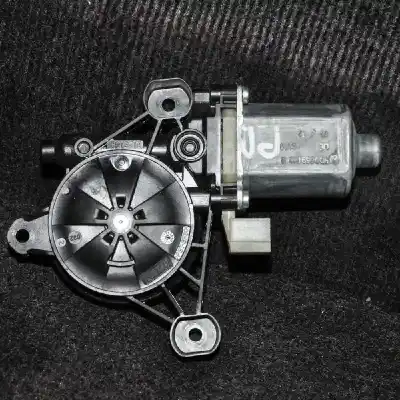 Pièce détachée automobile d'occasion MOTEUR LÈVE VITRE AVANT DROIT pour AUDI A3 LIMOUSINE 8VS, 8VM  Références OEM IAM 5Q0959802B  