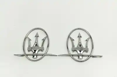 Pezzo di ricambio per auto di seconda mano EMBLEMA per MASERATI LEVANTE SUV M161 (2016-..) Off-road Riferimenti OEM IAM 670005448,670005431  