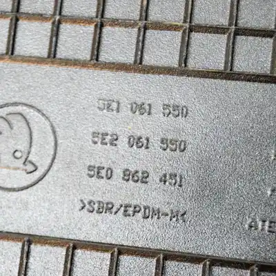 Pièce détachée automobile d'occasion jeu de tapis de sol pour skoda octavia iii combi 5e5 (2012-2020) références oem iam   