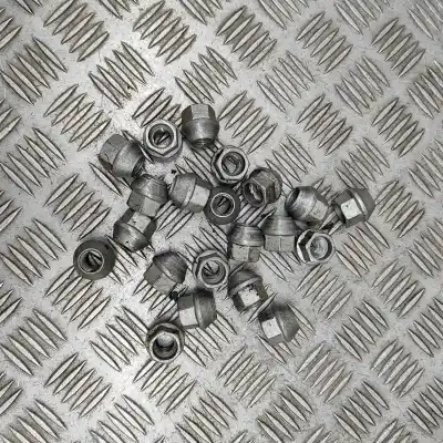 Peça sobressalente para automóvel em segunda mão JOGO DE PARAFUSOS DE RODA por TESLA MODEL Y  Referências OEM IAM 1027002-00-B  