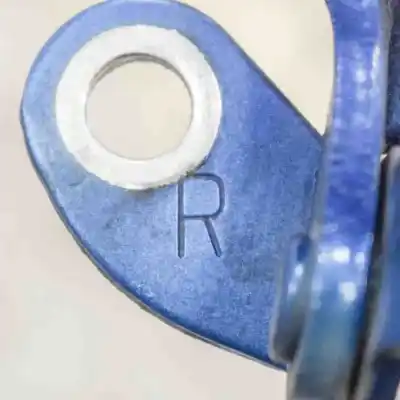 Pièce détachée automobile d'occasion charnière de porte arrière droite pour toyota hilux vii pick-up _n1_, _n2_, _n3_ (2004-..) pick-up références oem iam   