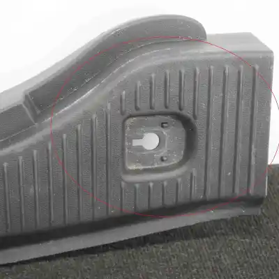 Автозапчастина б/у декоративна накладка замка багажника для opel mokka / mokka x (2012-..) off-road посилання на oem iam 94522424  