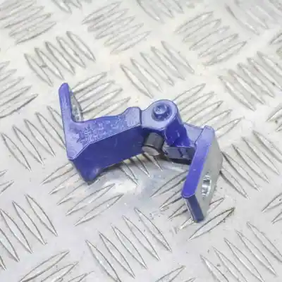 Автозапчастина б/у петель лівих задніх дверей для skoda octavia iii 5e3 (2012-2021) посилання на oem iam 8k0831401e  