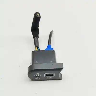 Peça sobressalente para automóvel em segunda mão Conector Usb por KIA CEE\´D JD (2012-2018) Referências OEM IAM 96120-A2300  