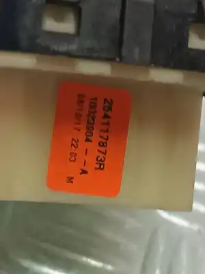 Second-hand car spare part left front power window switch for dacia duster ambiance 4x2 oem iam references 254117873r  