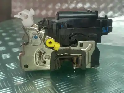 Second-hand car spare part left front door lock for dacia duster ambiance 4x2 oem iam references 805038137r  3717b