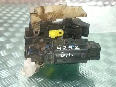 Second-hand car spare part left front door lock for dacia duster ambiance 4x2 oem iam references 805038137r  3717b