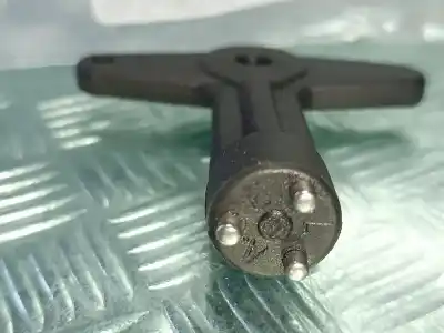 Peça sobressalente para automóvel em segunda mão chave de roda por renault megane ii berlina 5p authentique referências oem iam 7700422600  