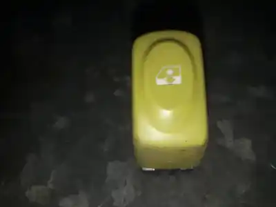 Peça sobressalente para automóvel em segunda mão BOTÃO / INTERRUPTOR ELEVADOR VIDRO DIANTEIRO ESQUERDO por RENAULT TWINGO (CO6) D4F702 Referências OEM IAM 425387J  