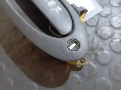 Peça sobressalente para automóvel em segunda mão puxador exterior dianteiro esquerdo por renault laguna (b56) 1.8 16v rt referências oem iam 7700821373  