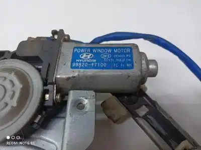 Peça sobressalente para automóvel em segunda mão elevador de vidros dianteiro direito por hyundai matrix (fc) 1.5 crdi 16v gls full referências oem iam 9882017100