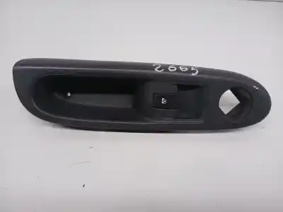 Recambio de automóvil de segunda mano de MANDO ELEVALUNAS DELANTERO DERECHO para RENAULT CLIO II FASE II (B/CB0) referencias OEM IAM 8200084005  