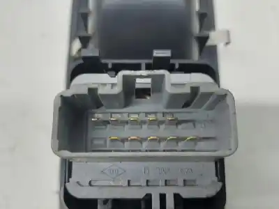 Peça sobressalente para automóvel em segunda mão botão / interruptor elevador vidro dianteiro esquerdo por renault clio iii exception 2 referências oem iam 8200356513  