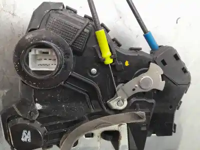 Second-hand car spare part left front door lock for toyota auris básico oem iam references 