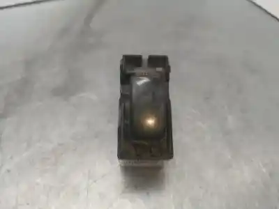 Peça sobressalente para automóvel em segunda mão botão / interruptor elevador vidro traseiro direito por hyundai trajet (fo) 2.0 crdi gls referências oem iam 621w03710