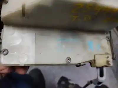 Peça sobressalente para automóvel em segunda mão fechadura da porta traseira direita por peugeot 208 active referências oem iam 968808  