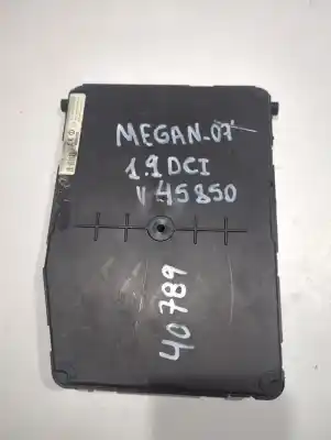 Pezzo di ricambio per auto di seconda mano Scatola Relè/fusibili per RENAULT MEGANE II (BM0/1_, CM0/1_) 1.9 dCi Riferimenti OEM IAM 8200780018  