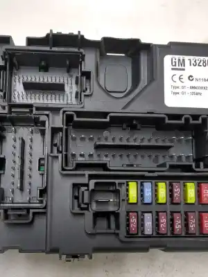Pezzo di ricambio per auto di seconda mano scatola relè/fusibili per opel corsa c (x01) 1.3 cdti (f08 f68) riferimenti oem iam 13286032  