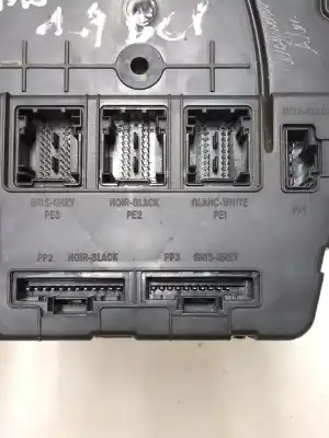 Peça sobressalente para automóvel em segunda mão caixa de fusíveis e relés por renault megane ii (bm0/1_, cm0/1_) 1.9 dci referências oem iam 8200309690 8200411345  