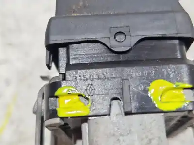 Peça sobressalente para automóvel em segunda mão botão / interruptor elevador vidro dianteiro esquerdo por renault megane ii (bm0/1_, cm0/1_) 1.5 dci (bm02 bm13 bm2a cm02 cm13) referências oem iam 315033a  