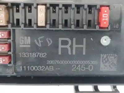 Peça sobressalente para automóvel em segunda mão caixa de fusíveis e relés por opel astra j lim. selective referências oem iam 13318782 c11000139 1110032ab