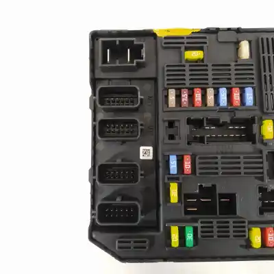 Peça sobressalente para automóvel em segunda mão caixa de fusíveis e relés por renault scenic iii selection referências oem iam 284b67924r  