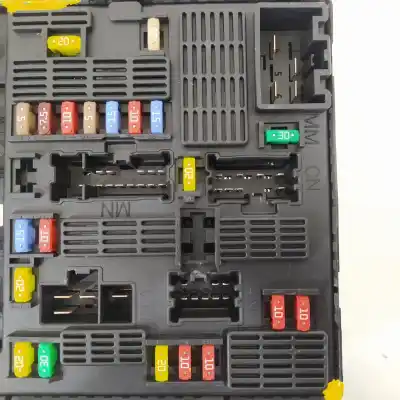 Peça sobressalente para automóvel em segunda mão caixa de fusíveis e relés por renault scenic iii selection referências oem iam 284b67924r  