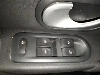 Recambio de automóvil de segunda mano de MANDO ELEVALUNAS DELANTERO IZQUIERDO para RENAULT CLIO III Authentique referencias OEM IAM 8200356541  